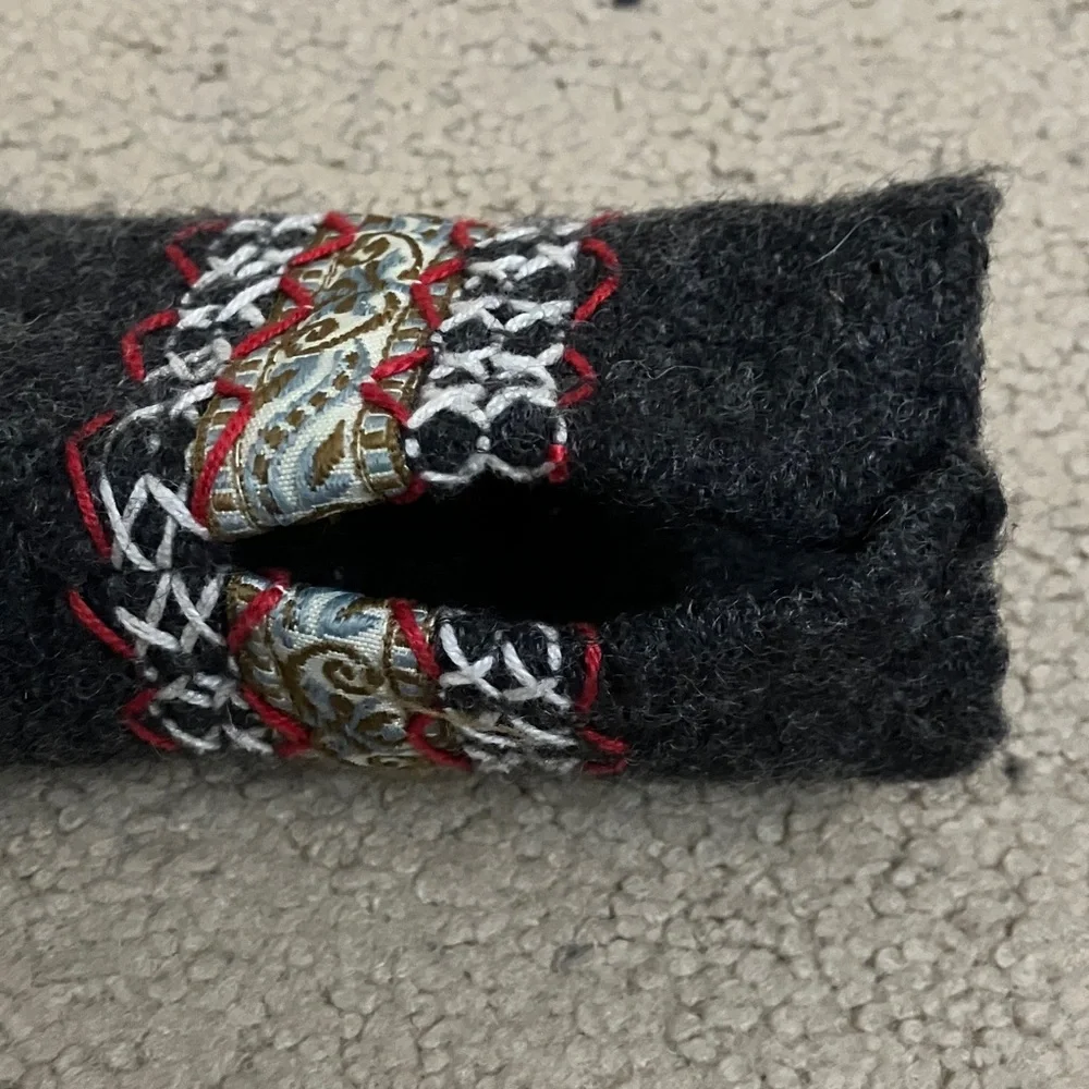 100% Wool Hooded Sweater, thumb holes, side slits, embroidered, xs/s, BDG UO - Picture 5 of 7